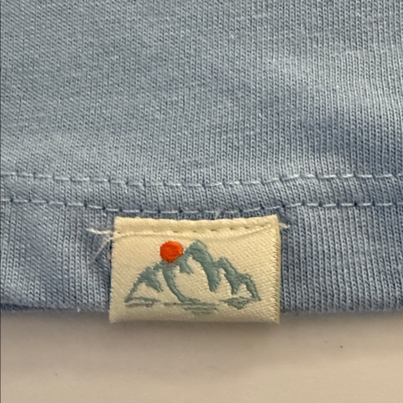 MOUNTAIN AND ISLES SHORT SLEEVE LIGHT BLUE GRAPHIC TSHIRT NWT - Picture 5 of 13